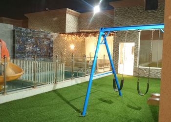 شاليه بجلسة تطل على مسبح خارجي 