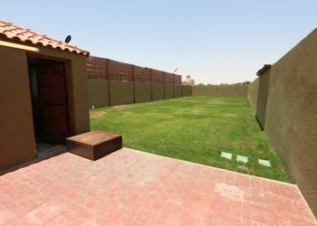 كوخ بجلسة خارجية وألعاب مائية