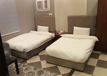 استديو بأثاث مريح وبسيط 