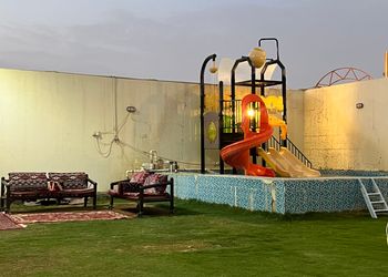 شاليه بمسطح اخضر وجلسة خارجية