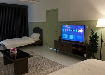 استديو بأثاث مريح وبسيط 