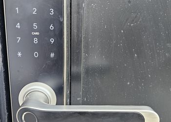 شقة بصالة أنيقة وإطلالة مميزة 