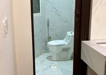 غرفة بسرير ماستر