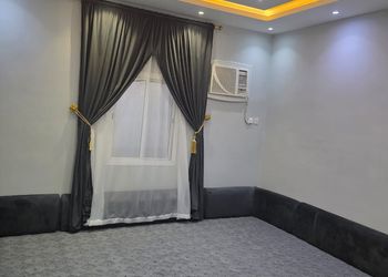 شاليه بجلسة مطلة على مسبح 