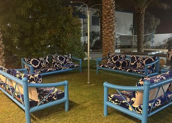 شاليه بمسطح اخضر وجلسة خارجية