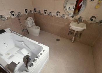 شاليه بصالة مطلة على المسبح 