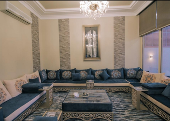 شاليه بمسطح اخضر وجلسة خارجية 