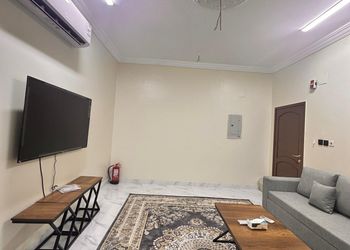شقة بصالة مريحة وغرفتين نوم 