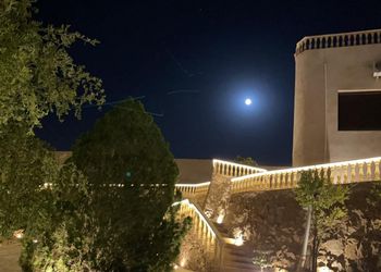 منتجع  بملحق خارجي مطل على الحديقه 
