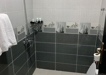 شقة بغرفة معيشة وغرفتين نوم 