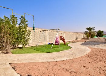 استراحة بجلسة خارجية ومسطح اخضر