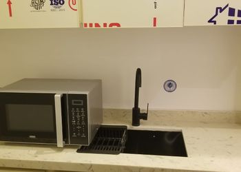 استديو بسرير ماستر وأثاث مريح 
