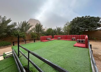 استراحة بخيمة وجلسات بإطلالات