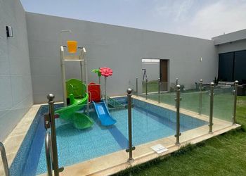 شاليه بمسطح اخضر وجلسة خارجية 