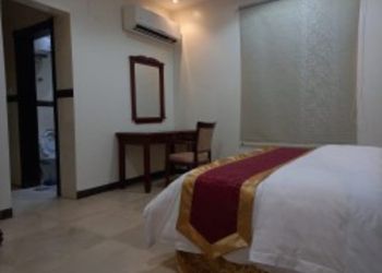 غرفة بسرير ماستر  ودورة مياة