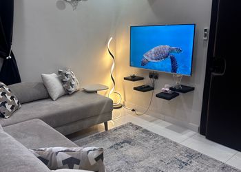 شقة بغرفة معيشة وغرفة نوم 