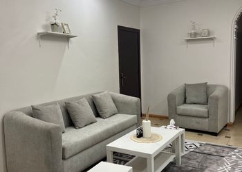 شقة بصالة جلوس وغرفتين نوم 