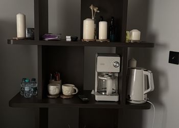استديو بأثاث مريح وبسيط 