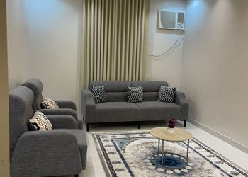 شقة بصالة مريحة وغرفة نوم 