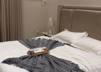شقة بغرفة جلوس وغرفتين نوم 