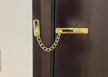 شقة بصالة أنيقة وثلاث غرف نوم
