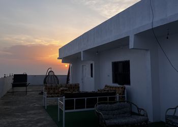 فيلا ببلكونه مطلة على الجبل