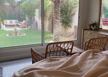 استراحة بمسطح اخضر وجلسة خارجية