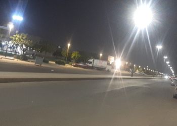 شقة بصالة مريحة وثلاث غرف نوم 