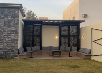 شالية انيق بجلسة مطلة على المسبح