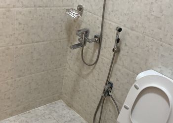 شقة بغرفة نوم ودورة مياة
