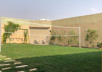 شاليه بملعب كرة طائرة ومسبح