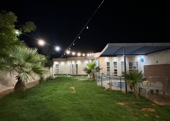 شاليه بسطح اخضر وصالة جلوس