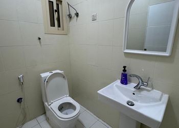 شقة بصالة مريحة ودخول ذاتي 