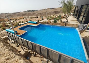 استراحة بصالة جلوس ومسبح خارجي