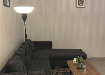 شقة بغرفة معيشة وغرفتين نوم 