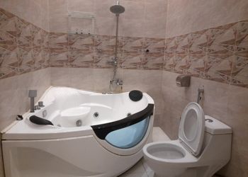 شاليه بمسطح اخضر وجلسة خارجية 