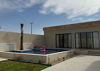شاليه بجلسة تطل على مسبح خارجي 