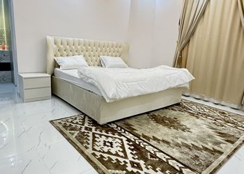شاليه بجلسة خارجية ومسطح اخضر