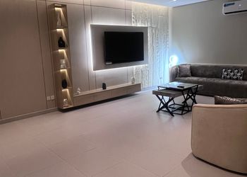 شاليه بجلسة تطل على مسبح خارجي 