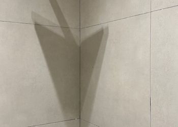 استديو بأثاث مريح وبسيط 