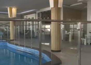 شاليه بمسطح اخضر ومسبح 