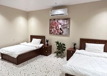 شاليه بمسطح اخضر ومسبح 