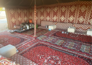مزرعة بمسطحات خضراء وبيت شعر