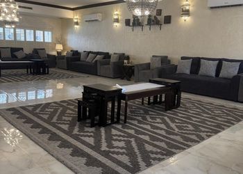 استراحة بملعب كرة قدم و مسبح