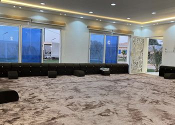 استراحة بمجلس واسع وفناء خارجي 