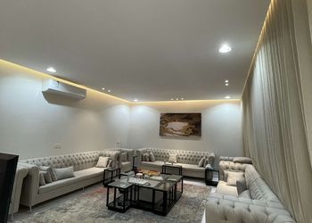 شاليه بمسطح اخضر وجلسة 