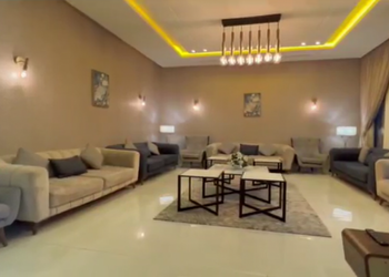 شاليه بمسطح اخضر وجلسة خارجية 