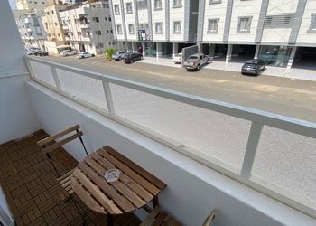 غرفه وصاله  بشرفة مع دخول ذاتي
