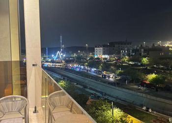 شقة بثلاث غرف نوم وصالة 