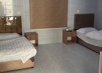 استديو بسريرين مفردة و أثاث مريح
